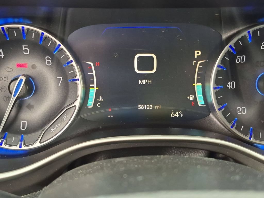 Used 2023 Chrysler Pacifica Touring-L FWD image 4