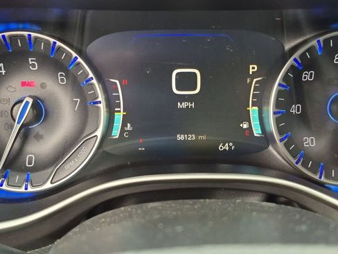 Used 2023 Chrysler Pacifica Touring-L FWD image 4