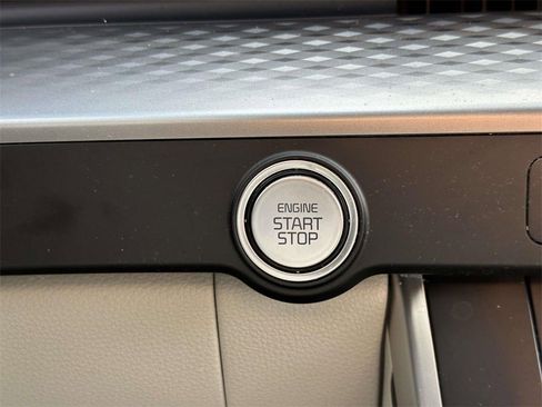 Used 2023 Kia Carnival LX image 24