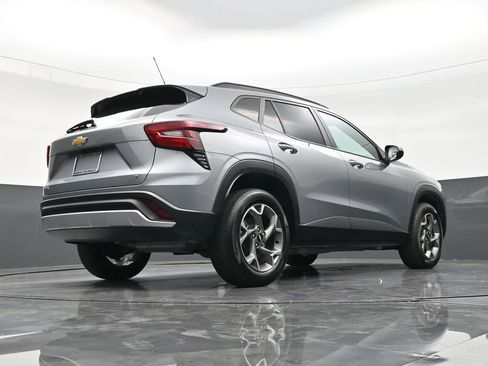 Used 2025 Chevrolet Trax LT FWD image 25