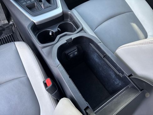 Used 2019 Toyota RAV4 XLE Premium image 20