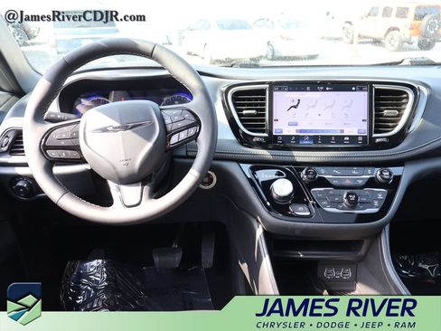 Used 2025 Chrysler Pacifica Limited FWD image 18