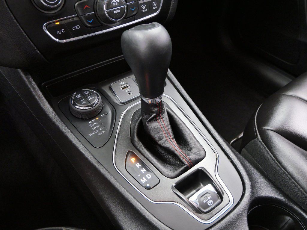 Used 2019 Jeep Cherokee Trailhawk w/ Cold Weather Group AWD/4WD image 19
