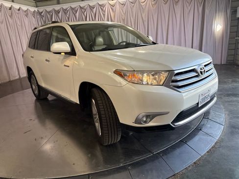 Used 2012 Toyota Highlander Limited w/ Tow Pkg AWD/4WD image 3