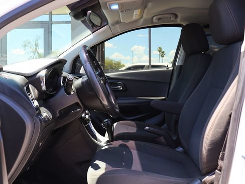Used 2020 Chevrolet Trax LS FWD image 38