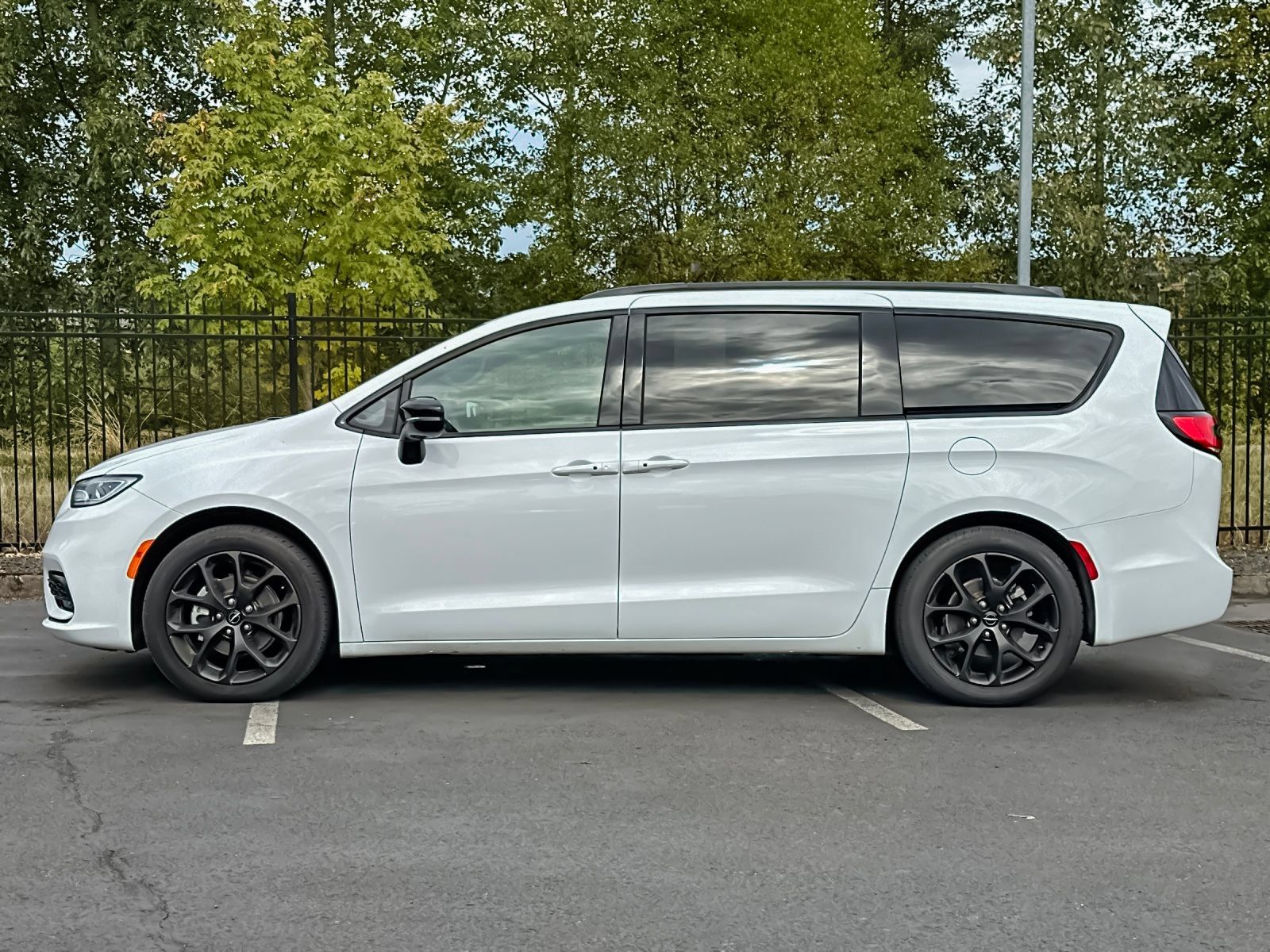 Used 2025 Chrysler Pacifica Limited FWD image 6