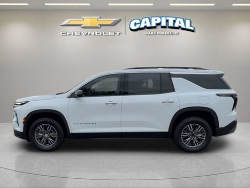 Used 2025 Chevrolet Traverse LT w/ Enhanced Driving Package FWD image 2