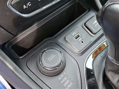 Used 2022 Jeep Cherokee Limited image 25