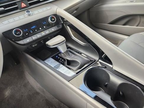 Used 2025 Hyundai Elantra SEL FWD image 18