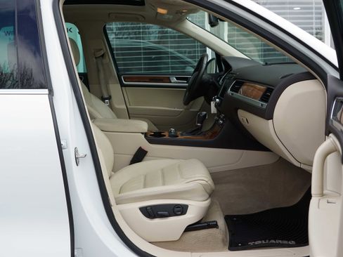 Used 2014 Volkswagen Touareg TDI image 29