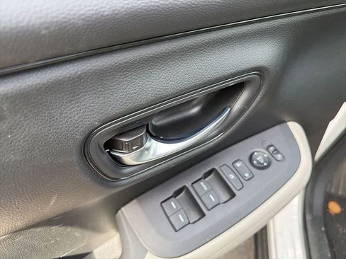 Used 2023 Honda HR-V LX image 15