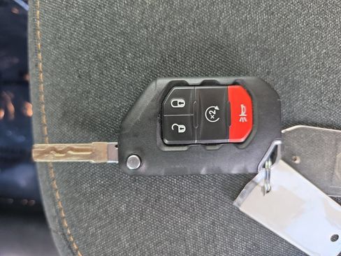 Used 2025 Jeep Wrangler Unlimited Sahara AWD/4WD image 32