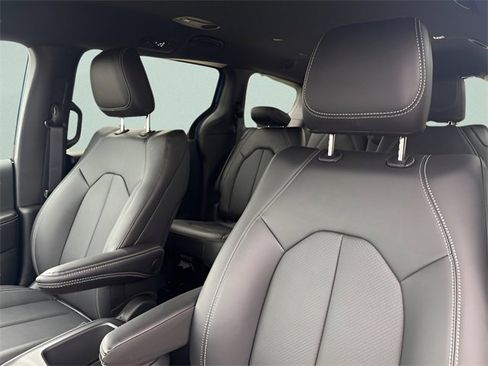 New 2026 Chrysler Pacifica Select image 23