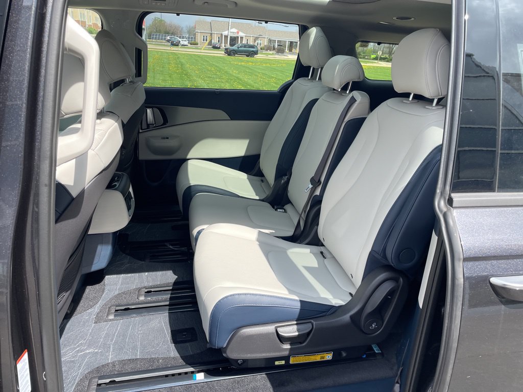 New 2026 Kia Carnival SX w/ SX Dark Edition Package FWD image 11