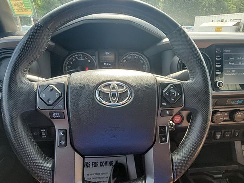 Used 2021 Toyota Tacoma TRD Off-Road w/ Technology Package AWD/4WD image 15