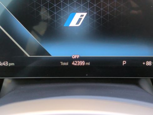 Used 2024 BMW iX xDrive50 w/ Premium Package AWD/4WD image 15