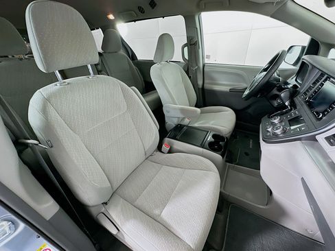 Used 2019 Toyota Sienna LE w/ Carpet Mat Package image 29