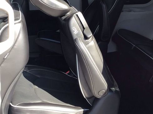 Used 2023 Chrysler Pacifica Limited image 16