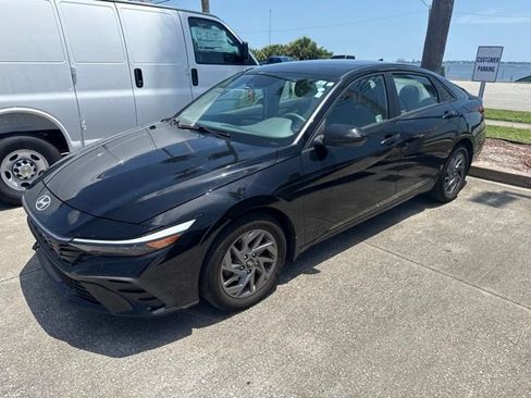 Used 2024 Hyundai Elantra SEL FWD image 3