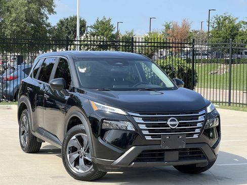 Used 2024 Nissan Rogue SV FWD image 2