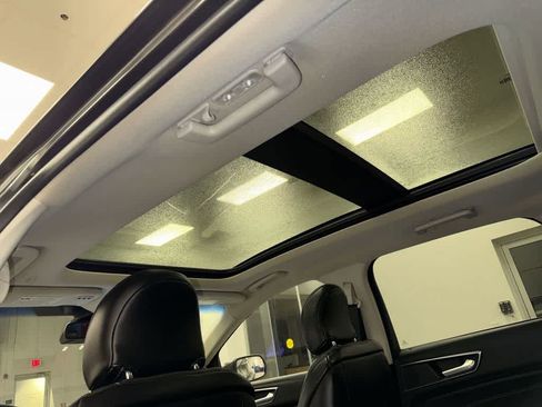 Used 2019 Ford Edge Titanium w/ Equipment Group 301A AWD/4WD image 24