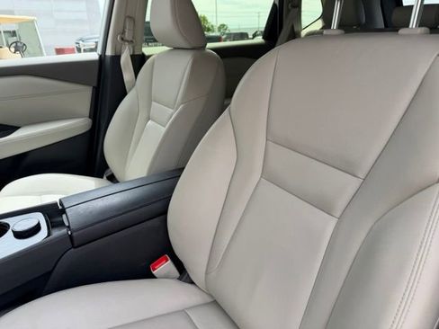 Used 2025 Nissan Rogue SL AWD/4WD image 17