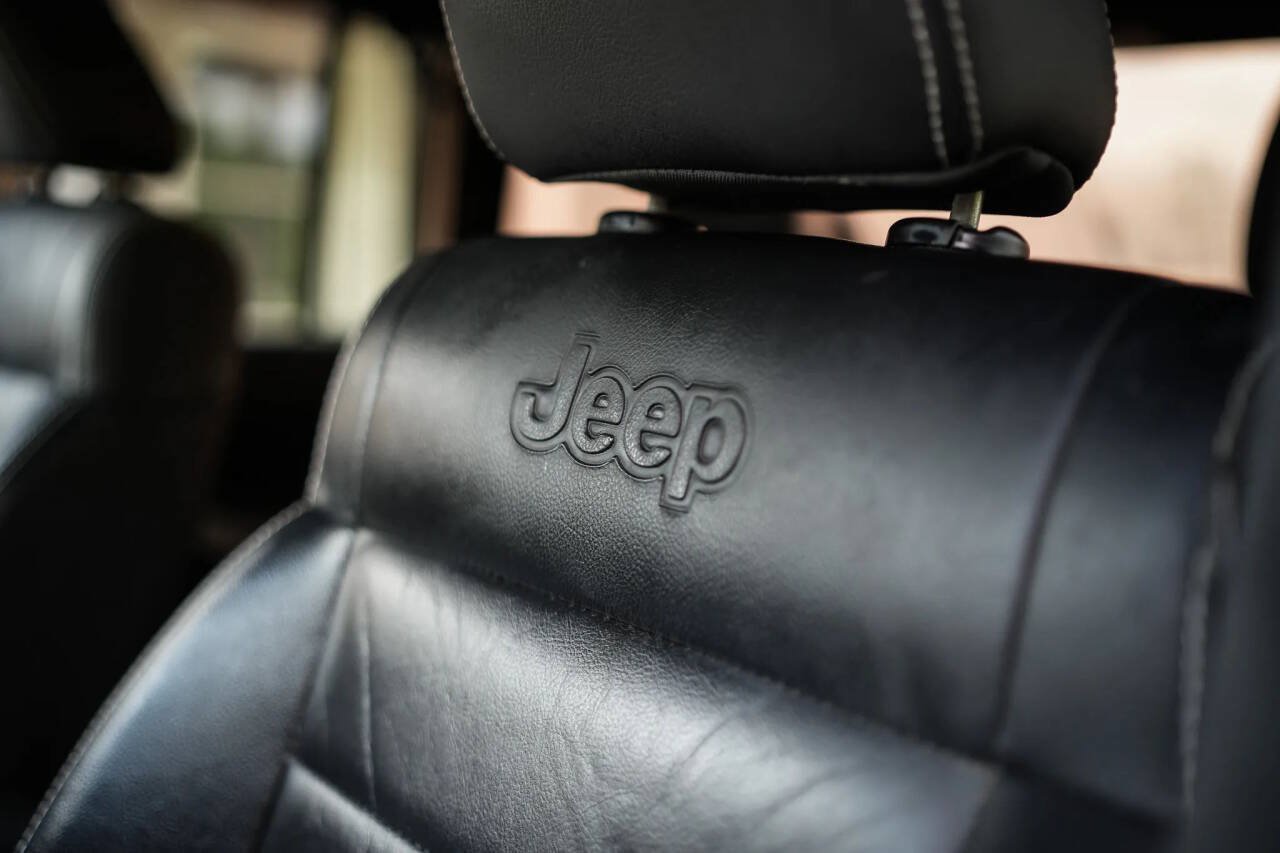 Used 2012 Jeep Wrangler Unlimited Rubicon w/ Dual Top Group AWD/4WD image 34