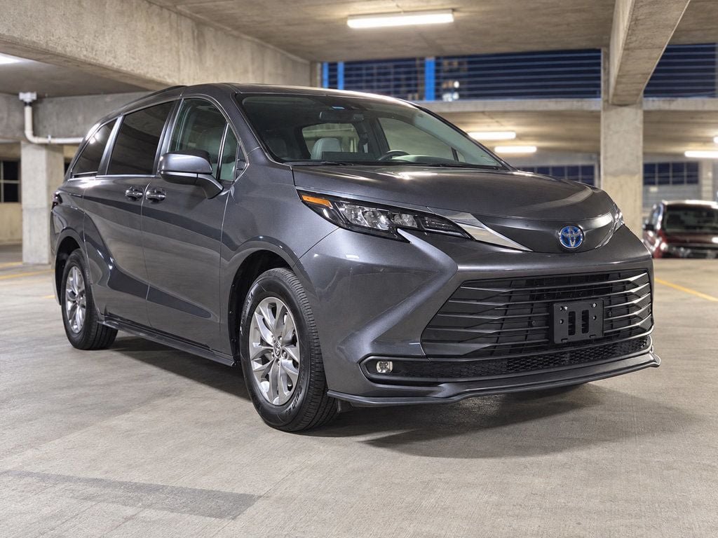 Used 2025 Toyota Sienna XLE FWD image 1
