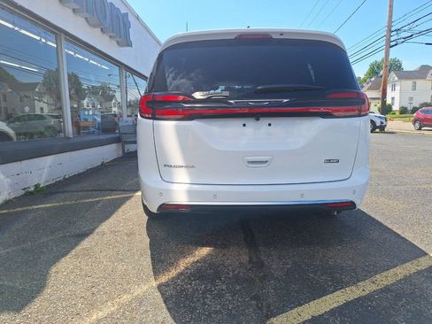 New 2027 Chrysler Pacifica Select FWD image 6