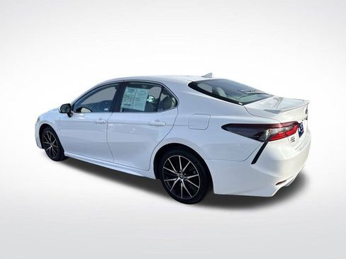 Used 2024 Toyota Camry SE image 5