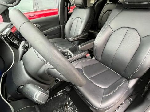 Used 2025 Chrysler Pacifica Select FWD image 17