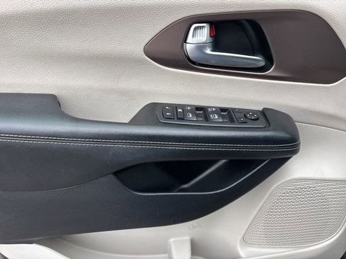 Used 2020 Chrysler Voyager Lxi image 13
