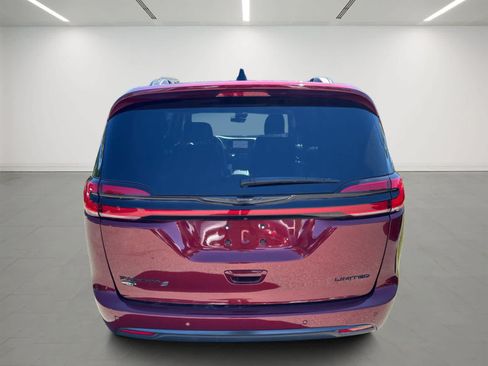Used 2023 Chrysler Pacifica Limited w/ S Appearance Package FWD image 5