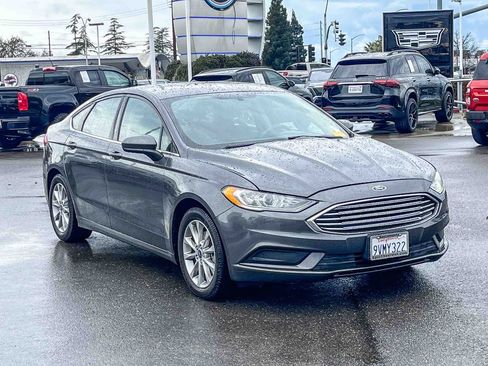 Used 2017 Ford Fusion SE w/ Fusion SE Technology Package image 5