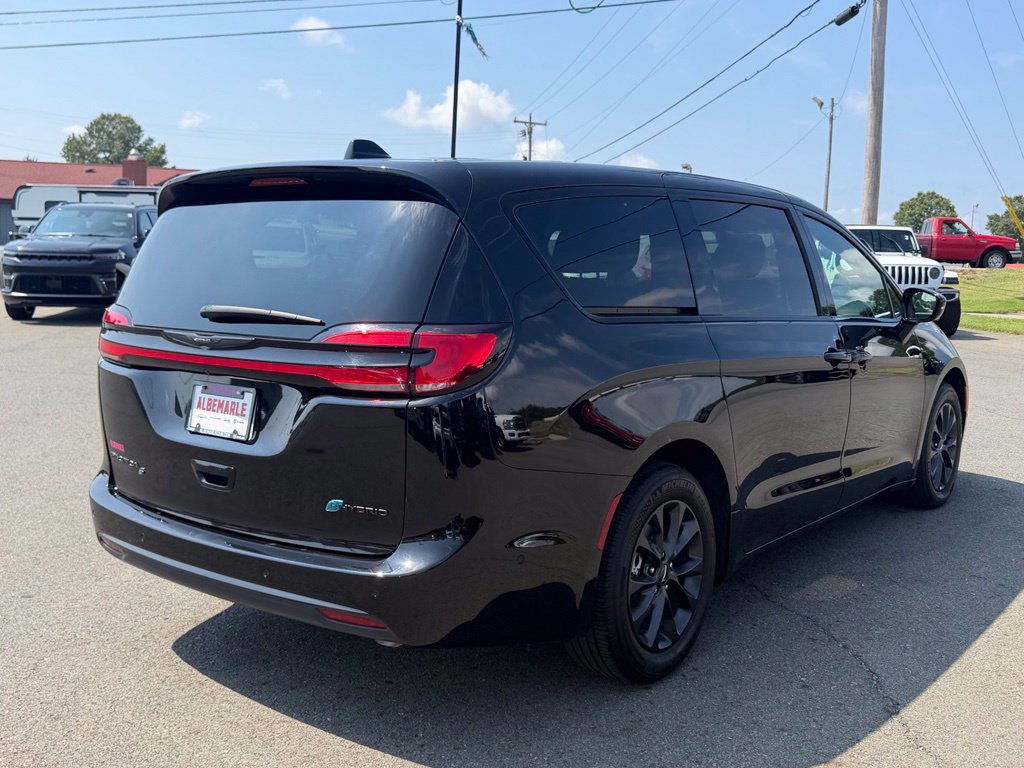 Used 2024 Chrysler Pacifica Limited FWD image 3