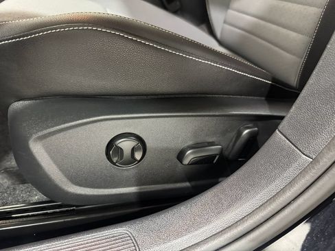 Used 2025 Volkswagen Jetta SE FWD image 17