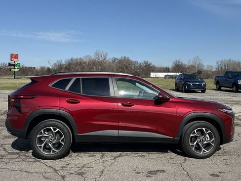 Used 2025 Chevrolet Trax LT w/ Driver Confidence Package image 9