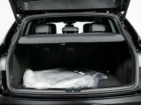 Certified 2026 Porsche Macan Turbo AWD/4WD image 31