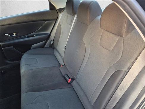 Used 2022 Hyundai Elantra SE FWD image 17