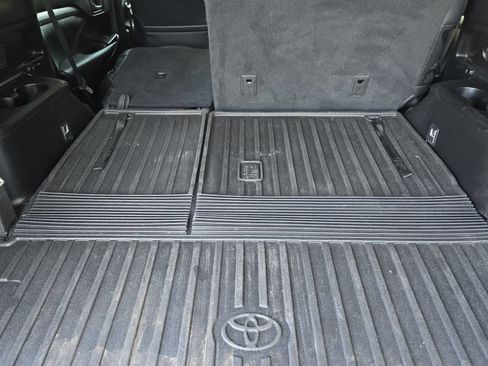 Used 2014 Toyota Highlander XLE w/ Preferred Accessory Package AWD/4WD image 13