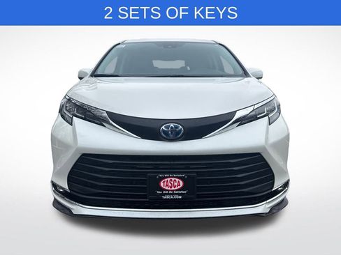 Used 2021 Toyota Sienna XLE image 2