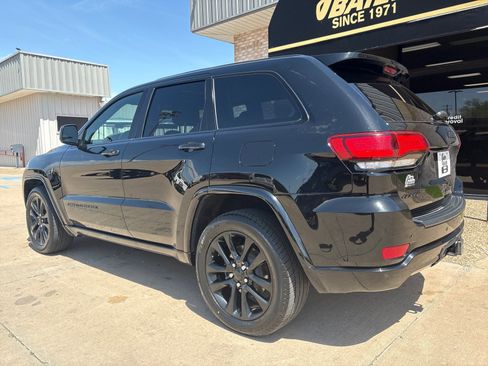 Used 2020 Jeep Grand Cherokee Altitude AWD/4WD image 11