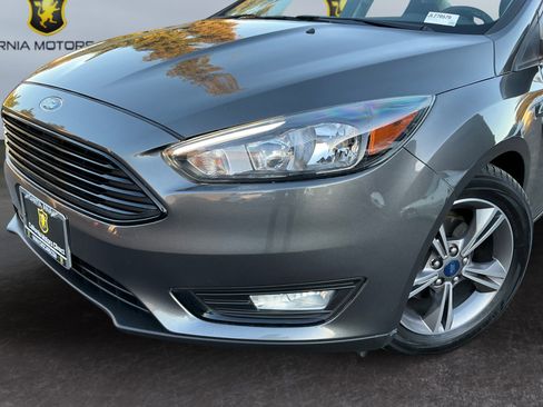 Used 2018 Ford Focus SE w/ SE Appearance Package image 9