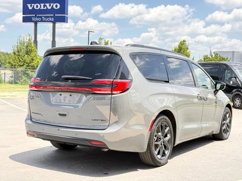 Used 2025 Chrysler Pacifica Limited FWD image 8