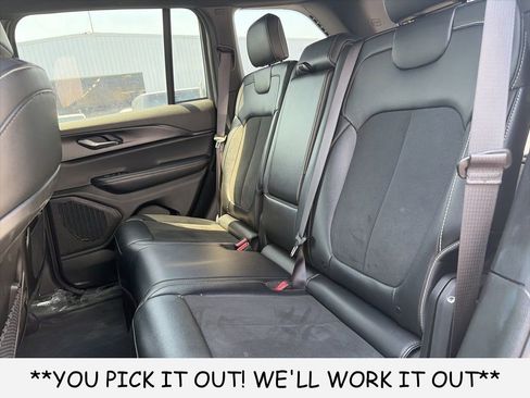 Used 2025 Jeep Grand Cherokee Altitude AWD/4WD image 9