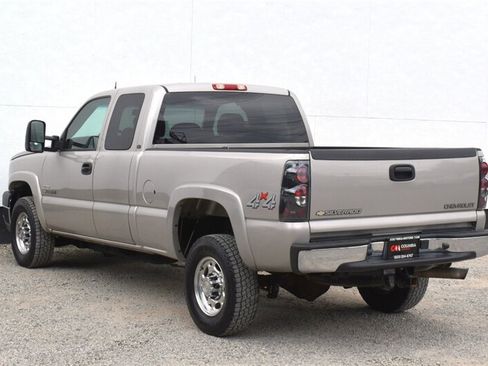 Used 2005 Chevrolet Silverado 2500 LT w/ Heavy-Duty Power Package AWD/4WD image 2