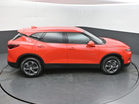 Used 2025 Chevrolet Blazer LT AWD/4WD image 38