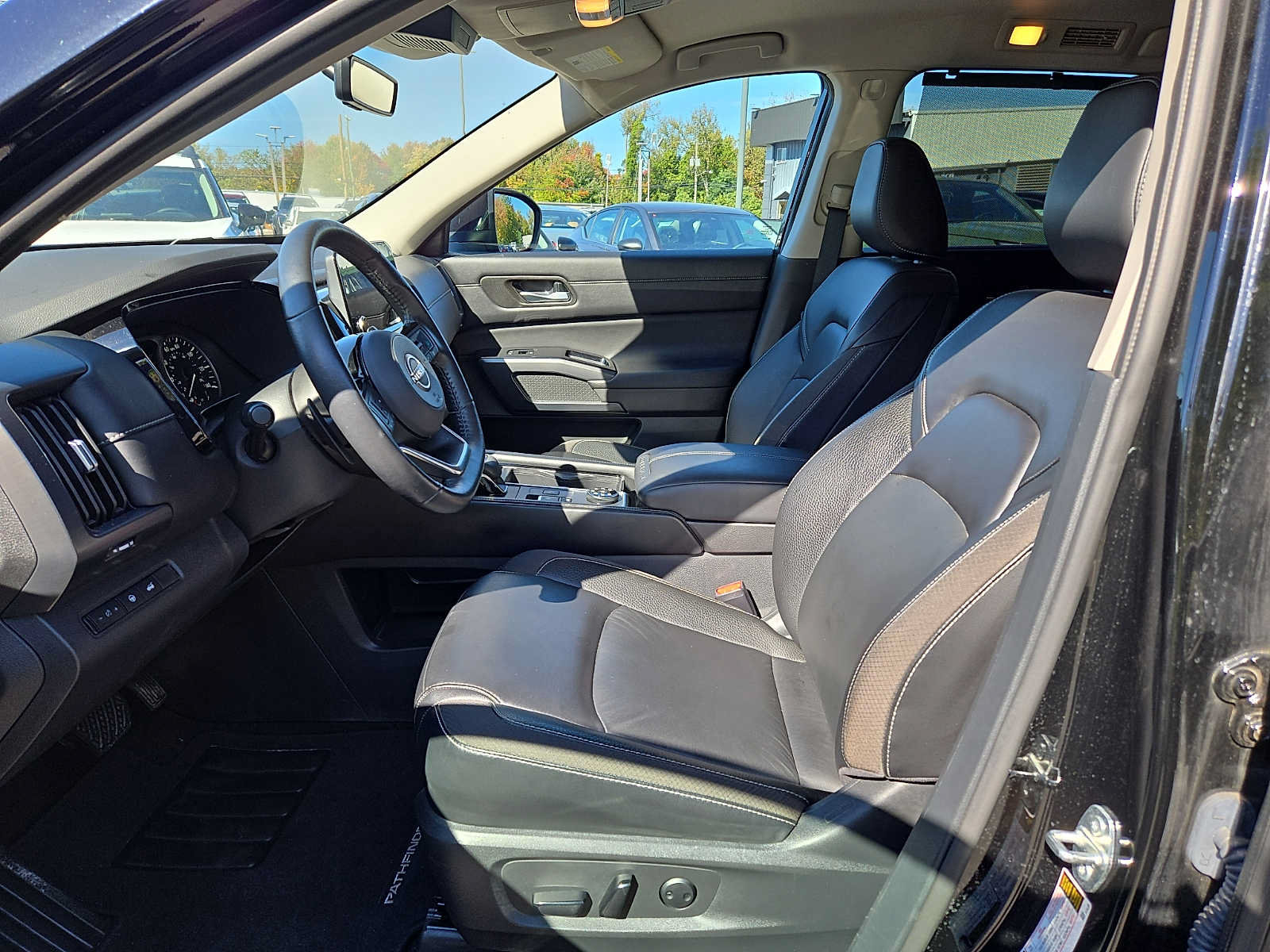 Used 2023 Nissan Pathfinder SL w/ Black Appearance Package AWD/4WD image 13