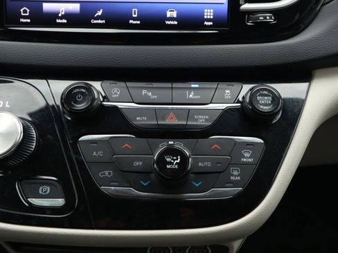 Used 2023 Chrysler Pacifica Touring-L image 18