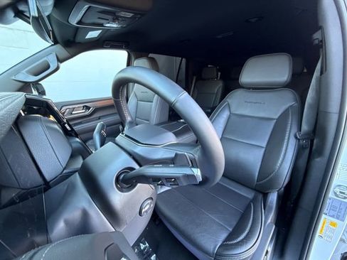Used 2025 GMC Yukon Denali AWD/4WD image 23